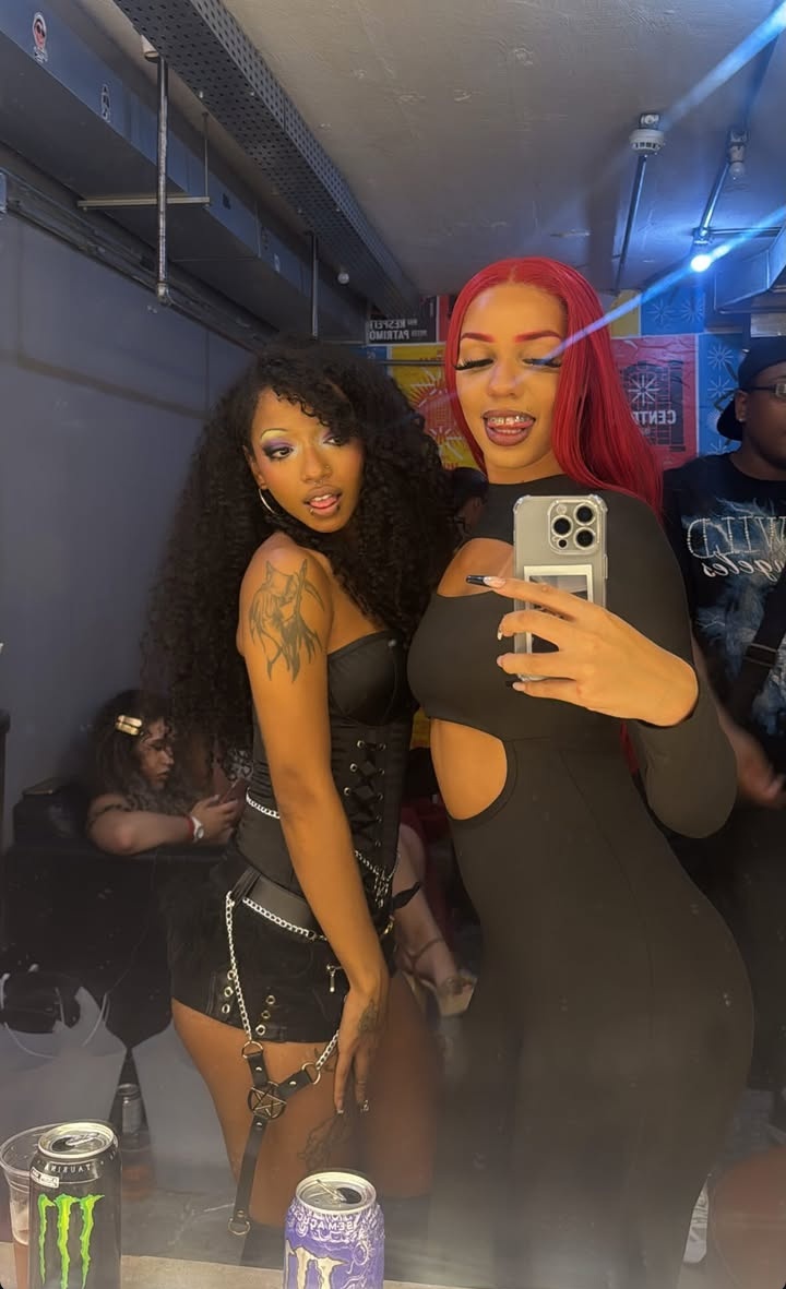 preta. foda. mina. quente.