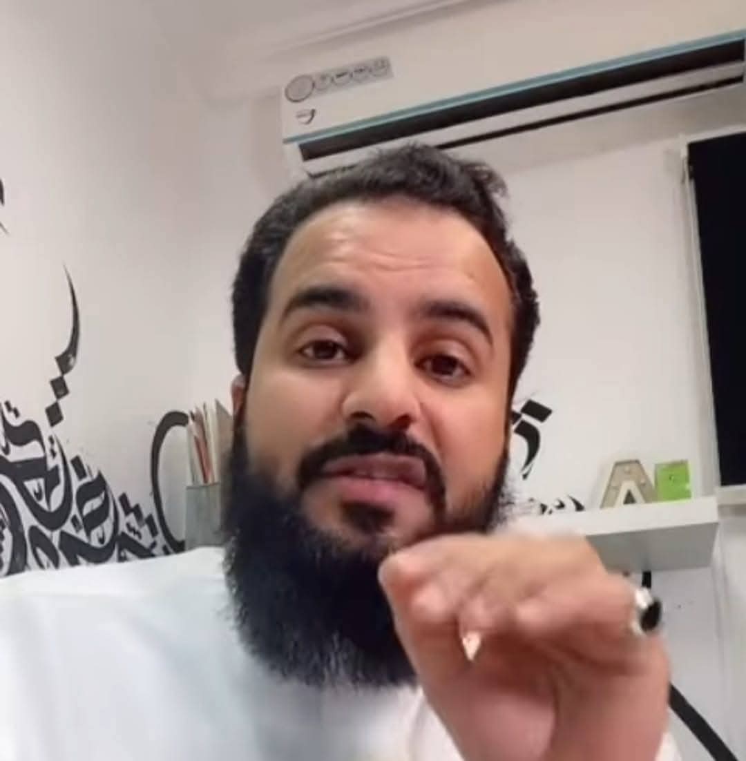 C1vMcY0Jgb69DPw's tweet photo. #مشاهير_أكتسحوا_المواقع
حتى ظن الأغلب أنهم طلاب علم وهم ليسوا كذلك 
مؤلم جداً✍🏻

أن تسمع  بناتنا الموعظة والنصيحة 
من ذلك المدرب المتفلسف الشبابي الكيوت
وتضعه مصدرا موثوقاً للمعلومة 
 لانه فقط قال في يوم من الايام كلاما جميلا أعجبها عن الصلاة
 أو الحجاب 

ولم تعد تسمع  لذلك الشيخ الوقور
جليل القدر  واسع المعرفة وراسخ القدم في العلم والخشية ولزوم السنة مثل ابن عثيمين وابن باز وصالح الفوزان مع حفظ الألقاب رحم الله من مات منهم وحفظ من بقى 

شعور مؤلم 

اللهم دلهم على الطريق   فإنهم 
لا يعلمون 

لس��ن حال بعضهن يهبل كيوت نتابع فيه 😳😠

والقائمة طويلة كل فترة يخرج وجه جديد  يتم التسويق له وكلهم على برنامج بودكاست سناب شات؛ تيك توك طبعا ساعات طوال وهم يتحدثون لكن اتحدى المستمع أذا خرج منهم بفائدة طبعا لا .. حتى المعلومة يقدمونها مغلوطة فالحذر الحذر ... سأرفق بعض الصور منهم انتبهوا بارك الله فيكم..
هناك صور تحت التغريدة 👇