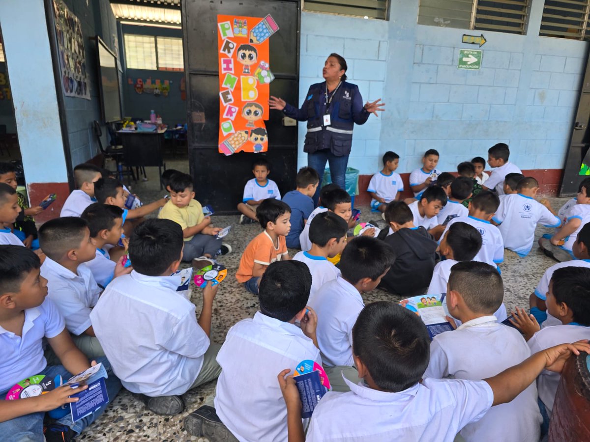 PDHgt's tweet image. 📚 #EducaciónEnDDHH
📍#SantaRosa
Con el objetivo de fomentar una cultura de paz y promover entornos seguros, alrededor de 200 estudiantes de la Escuela Oficial Urbana para Varones del municipio de Oratorio, participan en una conferencia acerca de los derechos de la niñez y