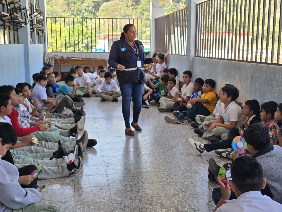 PDHgt's tweet image. 📚 #EducaciónEnDDHH
📍#SantaRosa
Con el objetivo de fomentar una cultura de paz y promover entornos seguros, alrededor de 200 estudiantes de la Escuela Oficial Urbana para Varones del municipio de Oratorio, participan en una conferencia acerca de los derechos de la niñez y