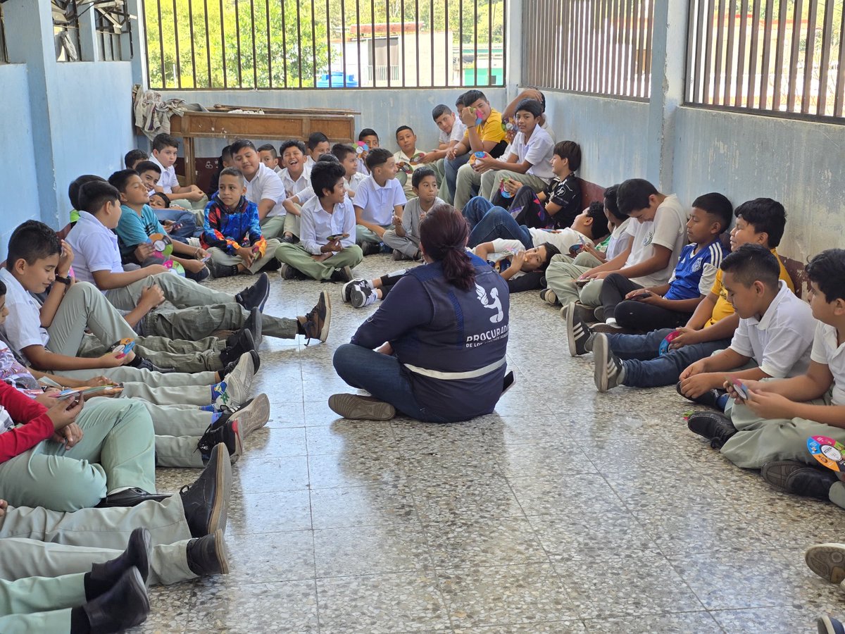 PDHgt's tweet image. 📚 #EducaciónEnDDHH
📍#SantaRosa
Con el objetivo de fomentar una cultura de paz y promover entornos seguros, alrededor de 200 estudiantes de la Escuela Oficial Urbana para Varones del municipio de Oratorio, participan en una conferencia acerca de los derechos de la niñez y