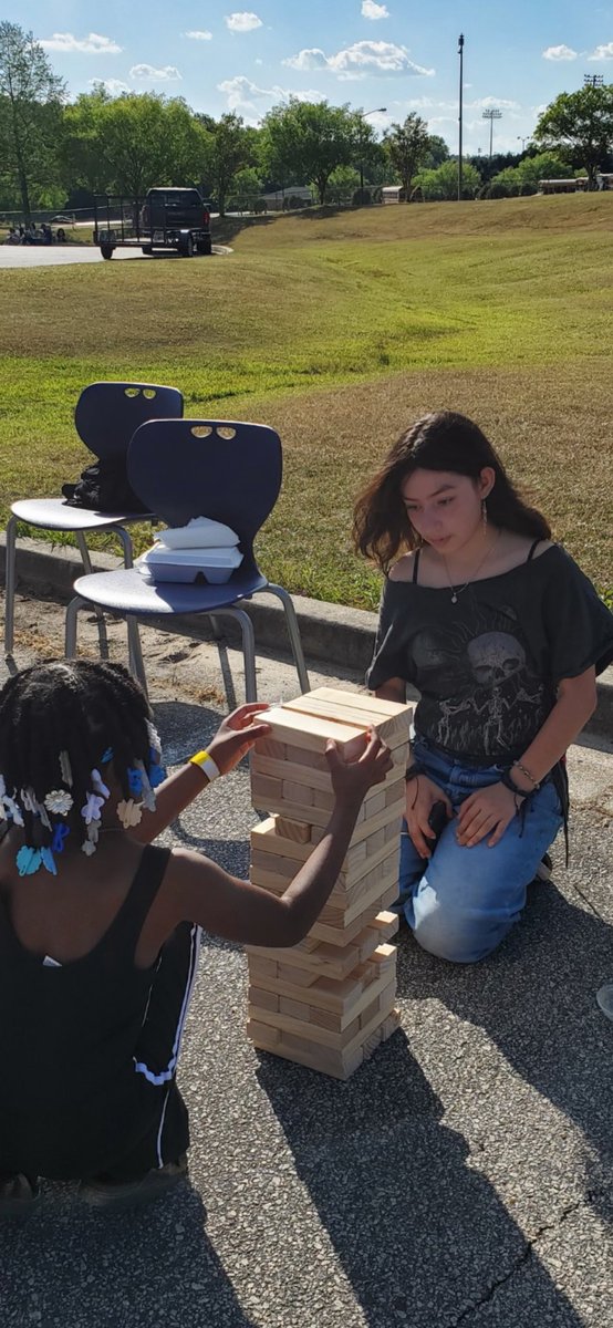MsSummerTaylor's tweet photo. Thank you to @SHS_HCS student groups—ROTC, HOSA, and Beta Club—for volunteering at the @CIE_HCS 
Spring Fling! Parents shared how respectful, responsible, and engaged our students were. #TheStockbridgeStandard in action 🐅 https://t.co/AN857Xh9Yy