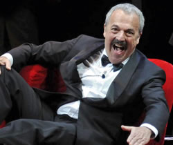 Lo bueno de salir con una bizca que mientras te chupa la pija te cuida la moto.