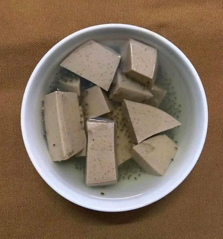 Dậy ăn sáng các bác ơi! 😂

Món này ai nhìn cũng bảo “giò chả” luôn á.

Có 2 đáp án nè:  
**A.** Đúng  
**B.** Không

Đoán đi… đáp án sẽ trả lời sau! 👀

Comment A hoặc B thử xem! ❤️