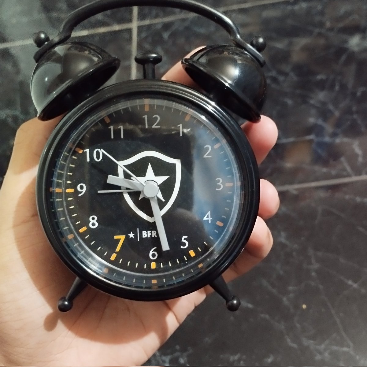 to obcecado por ficar vendo ponteiros girando dentro relógio