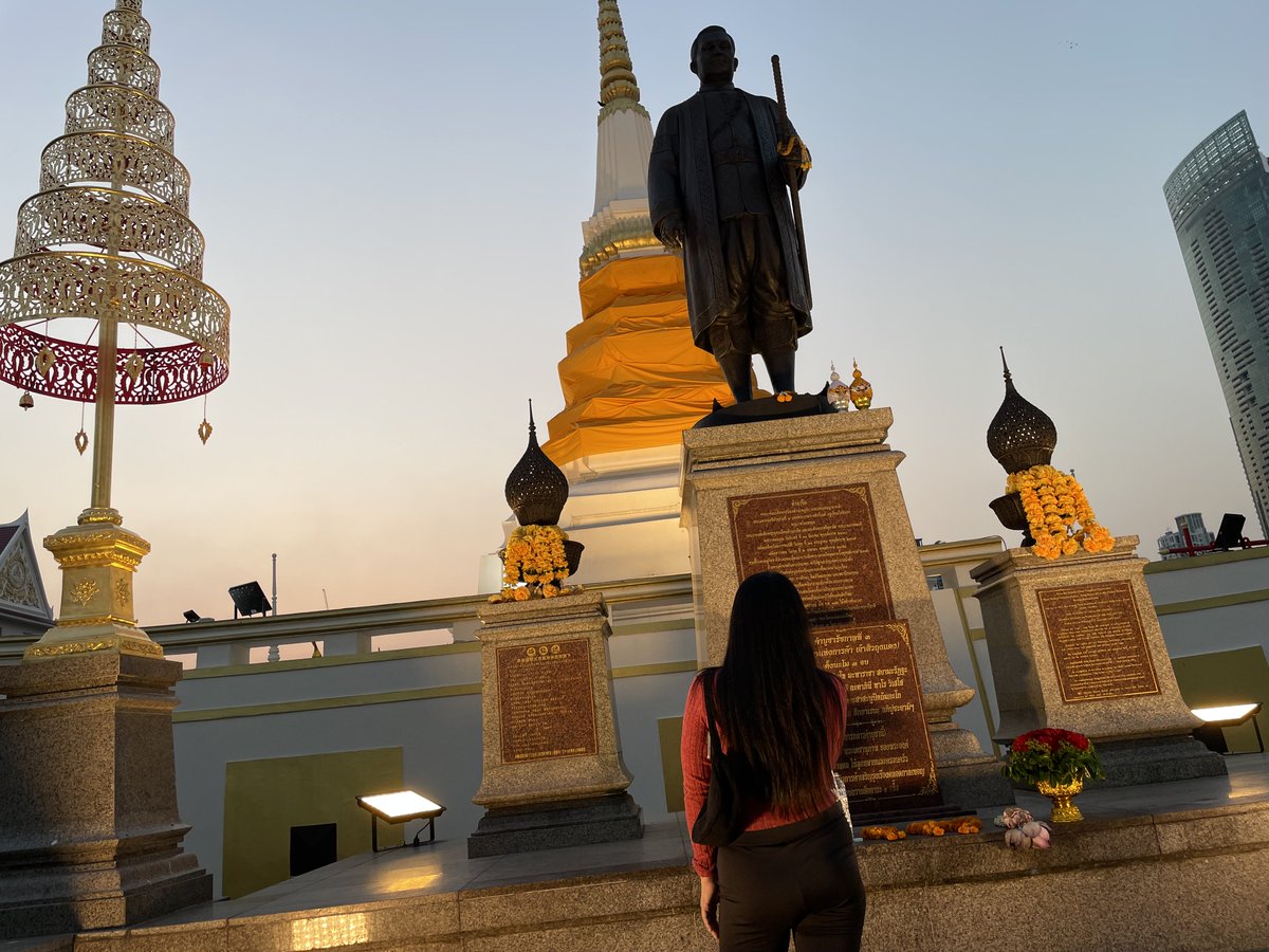 zoonist's tweet photo. ＃短歌　＃バンコク　#タイの旅

夕映えの　
メナムの人や　
去る者は　
追わぬが習い
想い暮らすも

歌の意味
バンコクの夕べ　ともに過ごしたあの人は　旅人であるわたしのことなど忘れてしまったのでしょうか　いつも思い返しているというのに https://t.co/bCXtcDCDJB