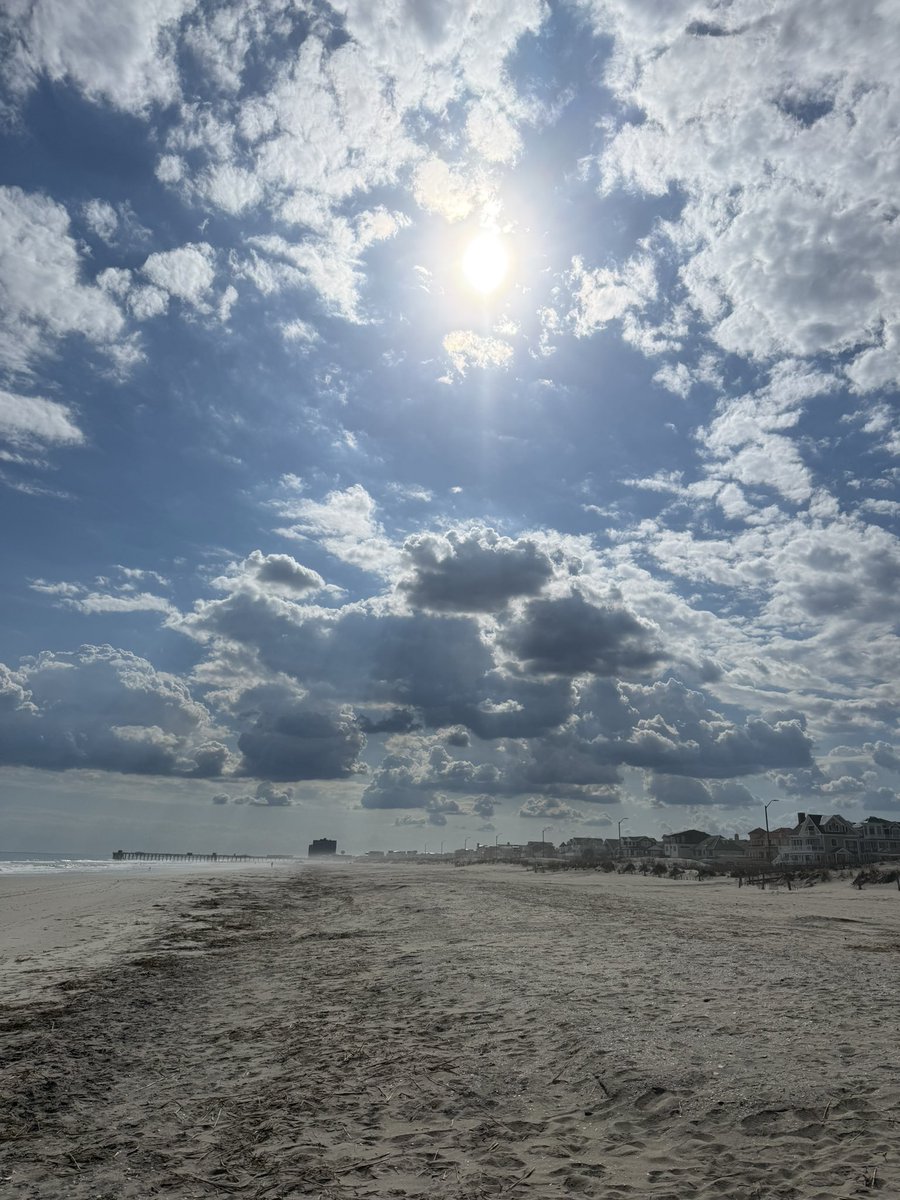EmeraldPoker's tweet image. An April day at the Avalon, NJ, beach!  Water is still freezing but sun feels good! ✨☀️ 

Post pics of how you have been spending your warmer days?  

#springtime #beach #clouds