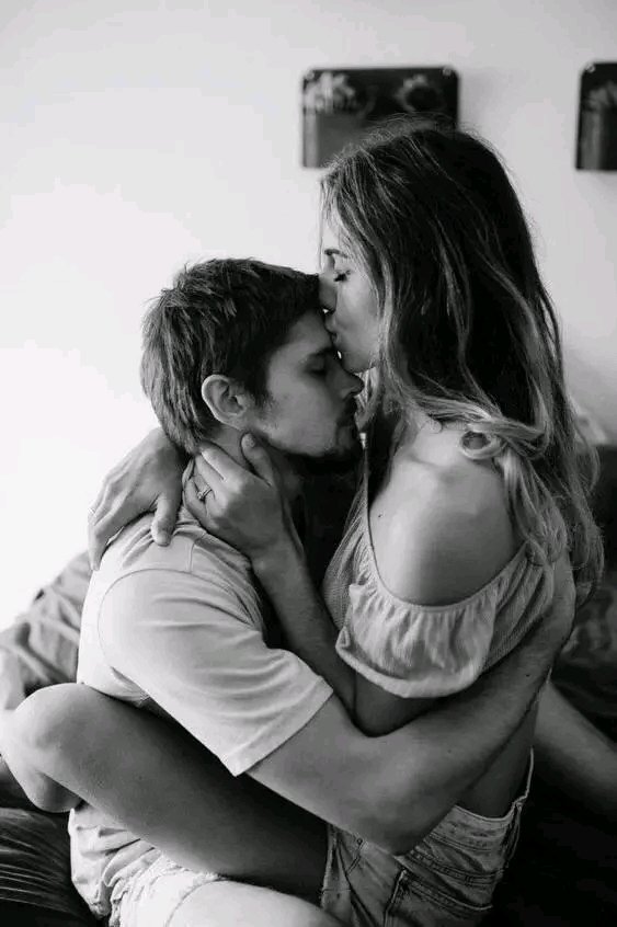 Existen personas que se impregnan en el alma, 
Su voz se escucha, 
Su esencia se queda, 
Las sentimos sonreír. 

Algunas personas jamás se irán, 
Algunas personas como tú,
son eternas...