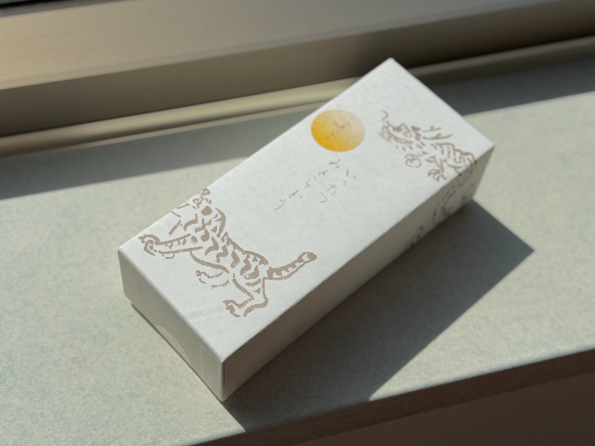 ココナッツわらび餅に次ぐ、いったつみとらどうのお餅シリーズ、たまごもち。
もしカスタードでぷるぷるのわらび餅をつくったら、というアンサーに近しい。お料理上手な方には意外と再現性があるかもしれない。きらいな人はいない手土産なので、GWに羽田空港で入手して帰省にも🥚