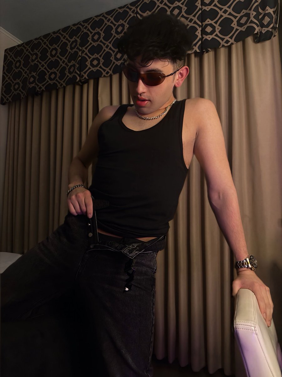 camiloleonx's tweet photo. Plans for tonight? Looking cute, feeling hot, and seeing how many boys I can make stare in WeHo 🔥 https://t.co/Gj0fkbxMjF