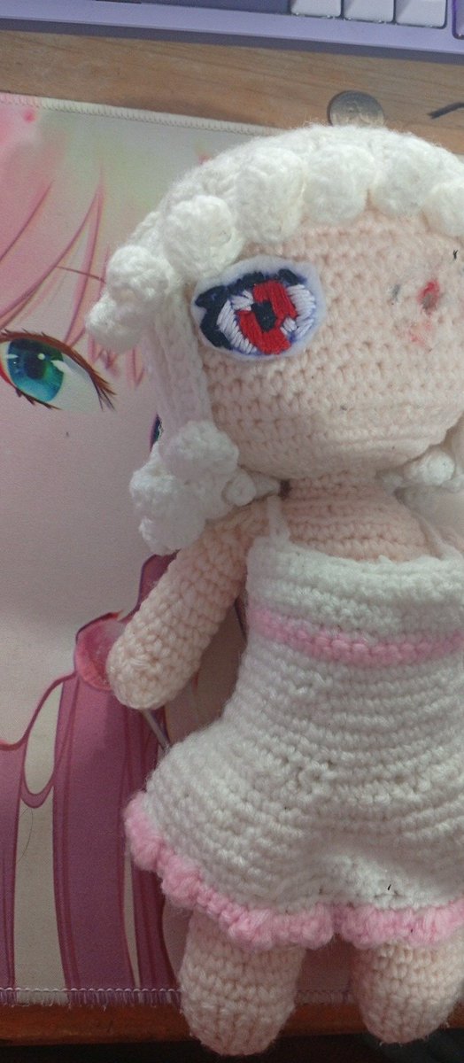 Para los 2 seguidores que ven mis twits, creen que se ve bien este tipo de ojos en la muñeca o no? Aunque este creo que me quedo muy grande xD