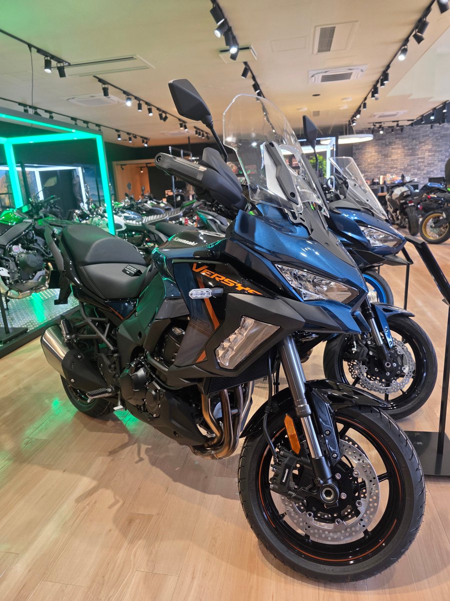 plaza_funabashi's tweet image. だんだん暖かくなってきて走っていて気持ちのいい季節になりましたね。

旅の相棒にVERSYS 1100 SEはいかがですか？

広いシートに大きなウインドスクリーン！

綺麗なブルーが魅力的な車両です。
是非店頭にてご覧下さい！

#カワサキ
#VERSYS 
#バイク