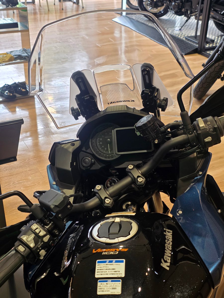 plaza_funabashi's tweet image. だんだん暖かくなってきて走っていて気持ちのいい季節になりましたね。

旅の相棒にVERSYS 1100 SEはいかがですか？

広いシートに大きなウインドスクリーン！

綺麗なブルーが魅力的な車両です。
是非店頭にてご覧下さい！

#カワサキ
#VERSYS 
#バイク