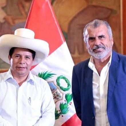 🇵🇪🇺🇲 Balcazar se encontraba rumbo a las base aérea las Palmas cuando recibe una llamada de Roberto Sánchez pidiéndole cancelar reunión e ir con Nicolás Lúcar para que lea un comunicado previamente escrito en el cancela compra de F-16
Grave.