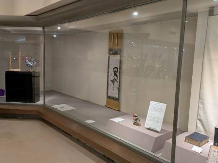 本日より、特別企画「鶏(とり)ッキーなご猿(えん)」展がオープンします！

江戸時代を代表する有名な日本画家 ＃伊藤若冲 の本邦初公開となる水墨画『比翼双鶏雛図（ひよくそうけいすうず）』をはじめとした、下村園長のもつご猿（ご縁）が生んだトリッキーな展示会です！
j-monkey.jp/event/2026spri…