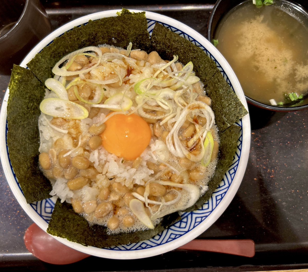 cos283's tweet photo. はまった。吉野家の納豆定食に完全にはまった。430円で大盛り無料。朝に前を通ると自然にドアに引き込まれるようになった。 https://t.co/DJDLvsKiCl