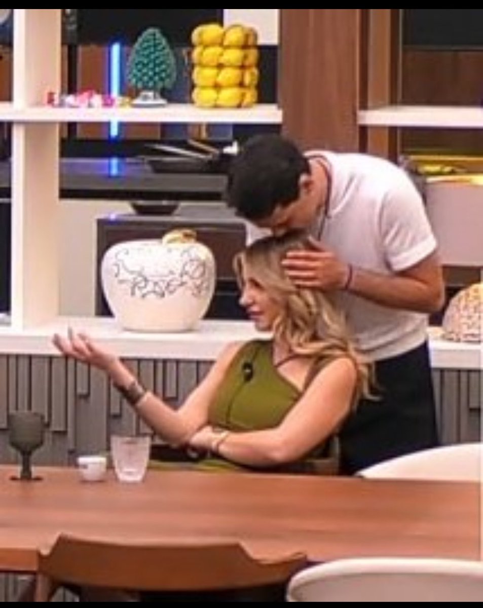 il pubblico applaude alla musso che dice che renato tratta male lucia e guardate che fa…mamma mia quanto lo schifo ! 
 #gfvip