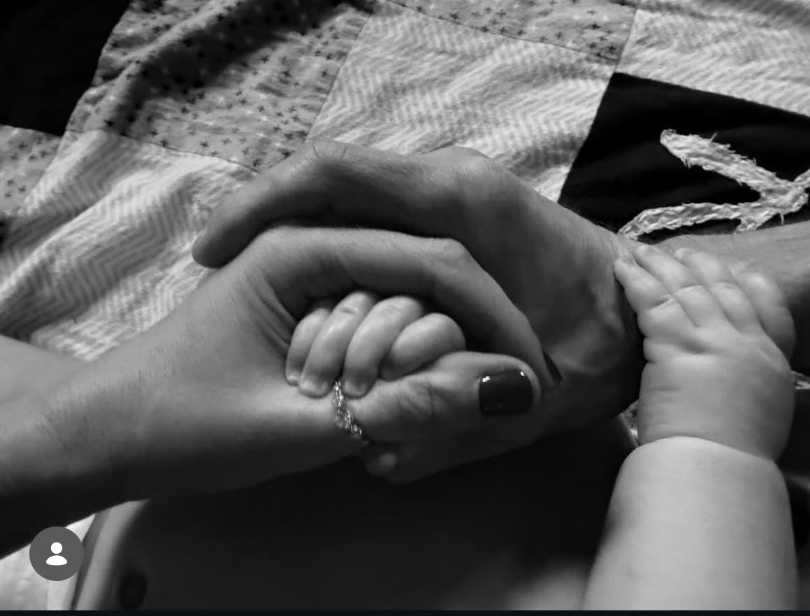 INFO | PAPAI DO ANO ♥️

James Lafferty e Alexandra Park anunciaram que são pais! 

“O amor tem um novo significado.
River Jay Lafferty 12/04/2025”.