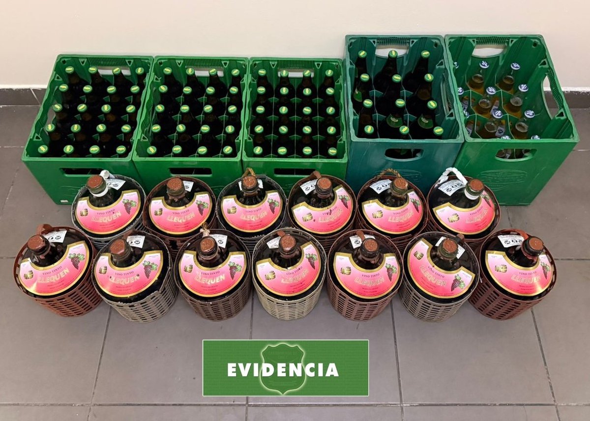 CarabNuble's tweet image. En patrullajes preventivos en sector de Paseo La Merced, #Chillán, Carabineros de #COP #Ñuble detectó venta clandestina de alcohol en local comercial que no mantenía autorización para ello. Se incautaron las bebidas alcohólicas y se notificó la infracción al propietario.