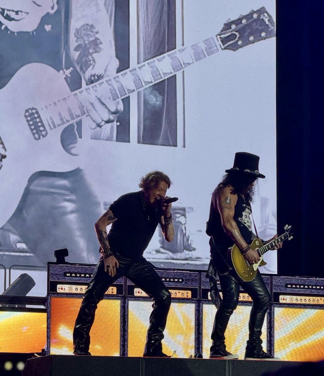 slashworldarg's tweet image. Slash y Axl en vivo con GN’R en la Arena Fonte Nova, Salvador, Brasil 🇧🇷, 15 de abril de 2026. World Tour 2026.

Foto credito: mariaallinnyest 

🤘🎩🌎

#slash #gunsnroses #axlrose