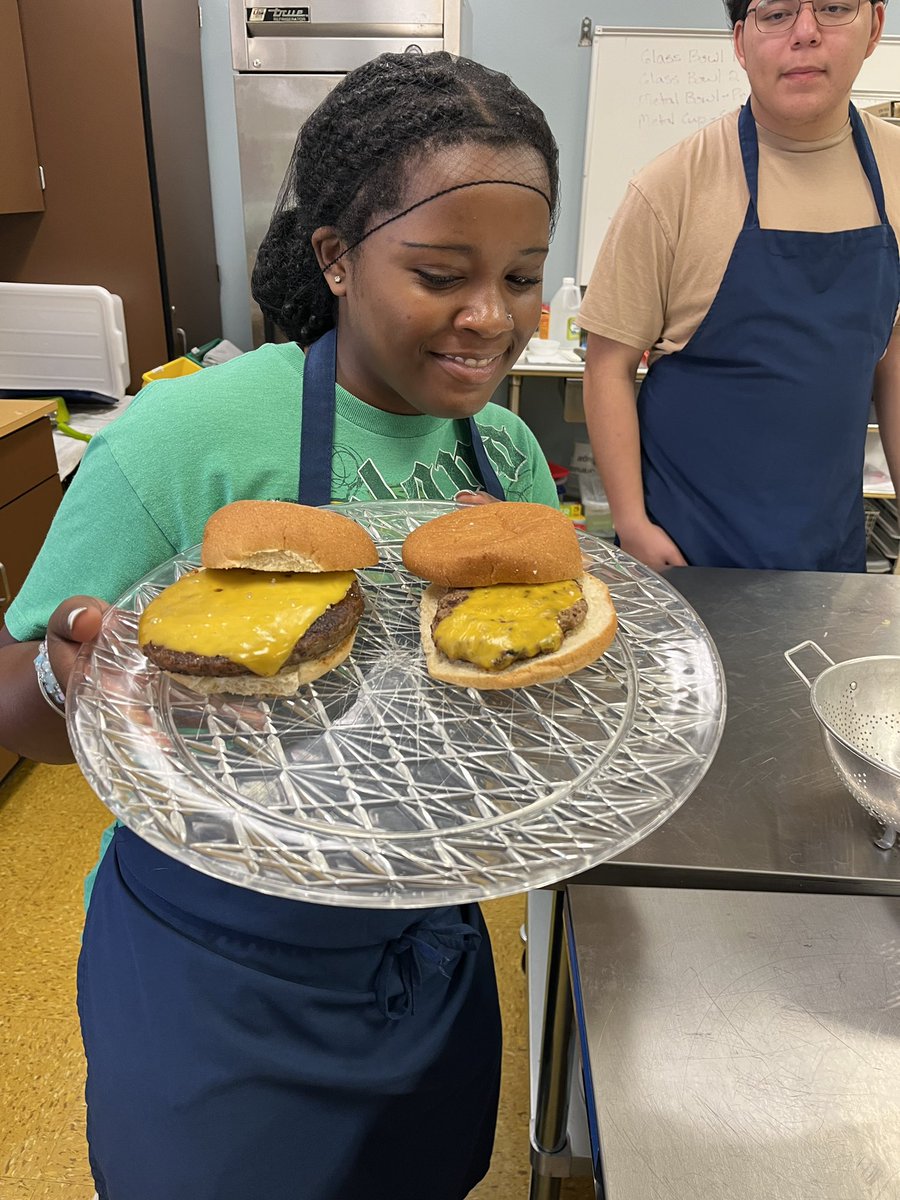 cliftoncds's tweet image. This week, our #CulinaryArts students did a taste test for @AustinISDFood Executive Chef Diane Grodek to provide feedback on new 50/50 (beef &amp;amp; veggie) burgers 🍔

We love an @AustinISD collaboration!

@Secondary_AISD @AISD_CTE