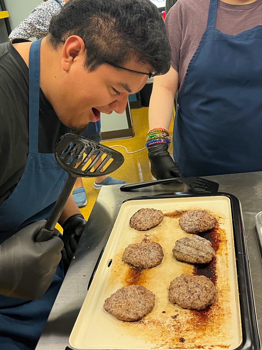 cliftoncds's tweet image. This week, our #CulinaryArts students did a taste test for @AustinISDFood Executive Chef Diane Grodek to provide feedback on new 50/50 (beef &amp;amp; veggie) burgers 🍔

We love an @AustinISD collaboration!

@Secondary_AISD @AISD_CTE