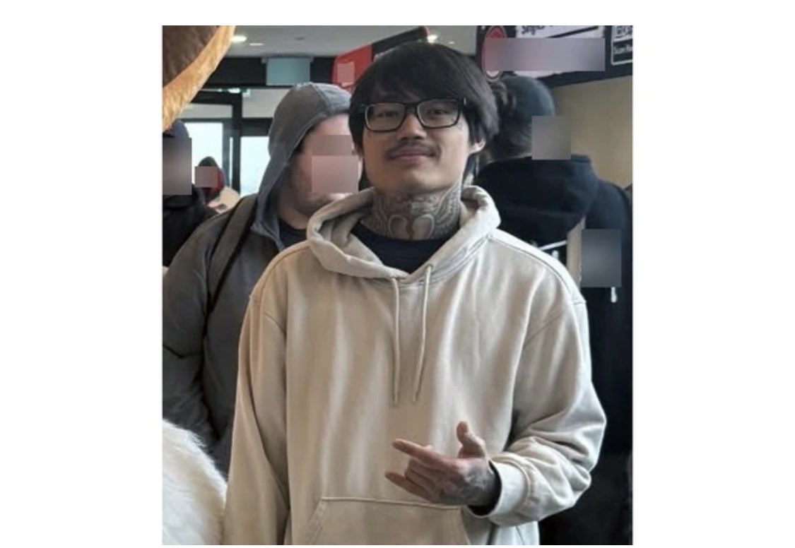 Here is an updated picture of Kyaw (Chin) Doe, 24 wanted by police. 
Keep eyes out 👀