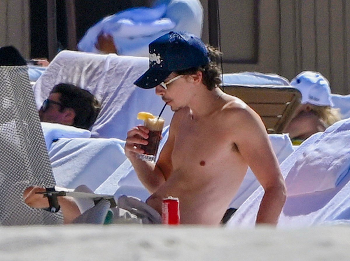 More photos of Timothée Chalamet shirtless lounging with friends on the beach in Miami. 🏖