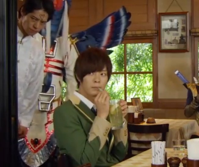 고딩 남자가 크림소다 시키고 두 손으로 긔엽게 마시는거..하....너무...너무너무다.. 아름다워.