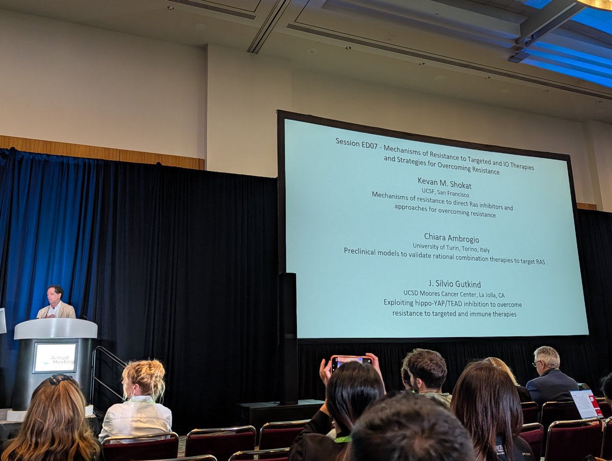 DrMirallas's tweet image. #AACR26

🎯 Mechanisms of resistance in #KRAS inhibitors
 🗣️ @kevansf @UCSF
📌 KRASG12Ci and #immunotherapy 

📌 In mice with KRASG12C and KRASG12D tumor clones, the combination of #KRASG12Ci and #PD1  had complete responses in ~50% of cases 🤯

🚀 #KRAS space is 🔥
@OncoAlert