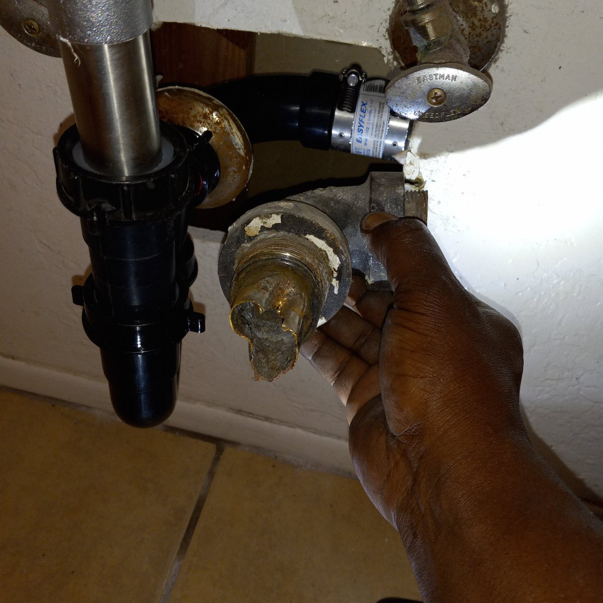 DrainMastersTuc's tweet image. just because it's friday doesn't mean we're clocking out. came home to a plumbing disaster? burst pipe? backed up drain? call drainmasters. we're ready for it. tucson &amp;amp; phoenix. available now. 520-690-9881 #tucson #phoenix #plumbing