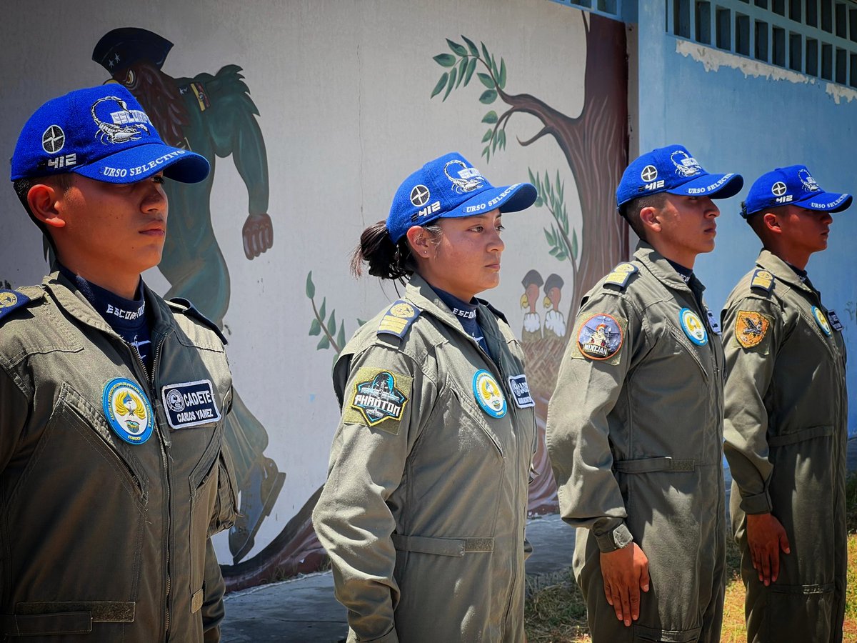 FuerzaAereaEc's tweet image. #Salinas || Cadetes de la 𝗘𝘀𝗰𝘂𝗲𝗹𝗮 𝗦𝘂𝗽𝗲𝗿𝗶𝗼𝗿 𝗠𝗶𝗹𝗶𝘁𝗮𝗿 𝗱𝗲 𝗔𝘃𝗶𝗮𝗰𝗶𝗼́𝗻 “𝗖𝗼𝘀𝗺𝗲 𝗥𝗲𝗻𝗻𝗲𝗹𝗹𝗮 𝗕.” culminaron el curso "Selectivo y Básico de Vuelo" en la aeronave DA20-C1. Durante la instrucción, se evaluaron sus destrezas técnicas, disciplina
