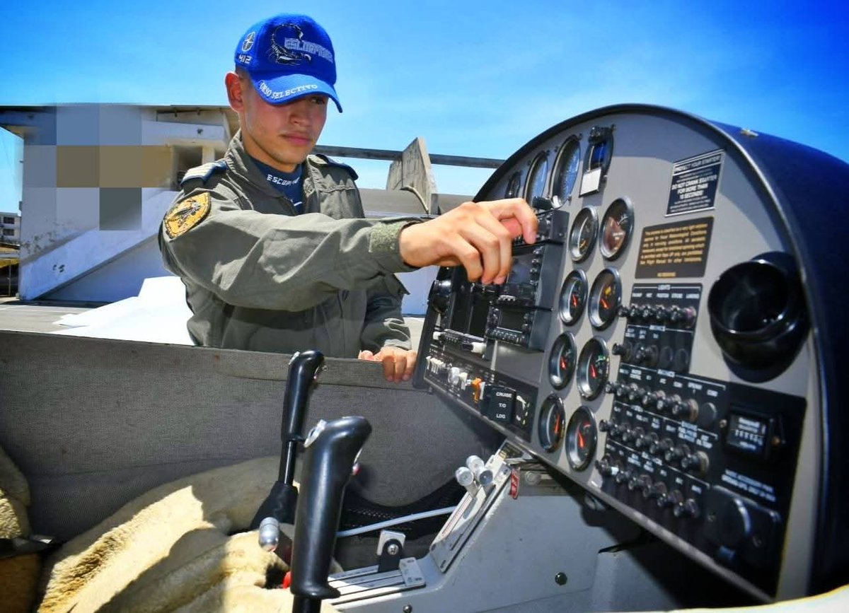 FuerzaAereaEc's tweet image. #Salinas || Cadetes de la 𝗘𝘀𝗰𝘂𝗲𝗹𝗮 𝗦𝘂𝗽𝗲𝗿𝗶𝗼𝗿 𝗠𝗶𝗹𝗶𝘁𝗮𝗿 𝗱𝗲 𝗔𝘃𝗶𝗮𝗰𝗶𝗼́𝗻 “𝗖𝗼𝘀𝗺𝗲 𝗥𝗲𝗻𝗻𝗲𝗹𝗹𝗮 𝗕.” culminaron el curso "Selectivo y Básico de Vuelo" en la aeronave DA20-C1. Durante la instrucción, se evaluaron sus destrezas técnicas, disciplina