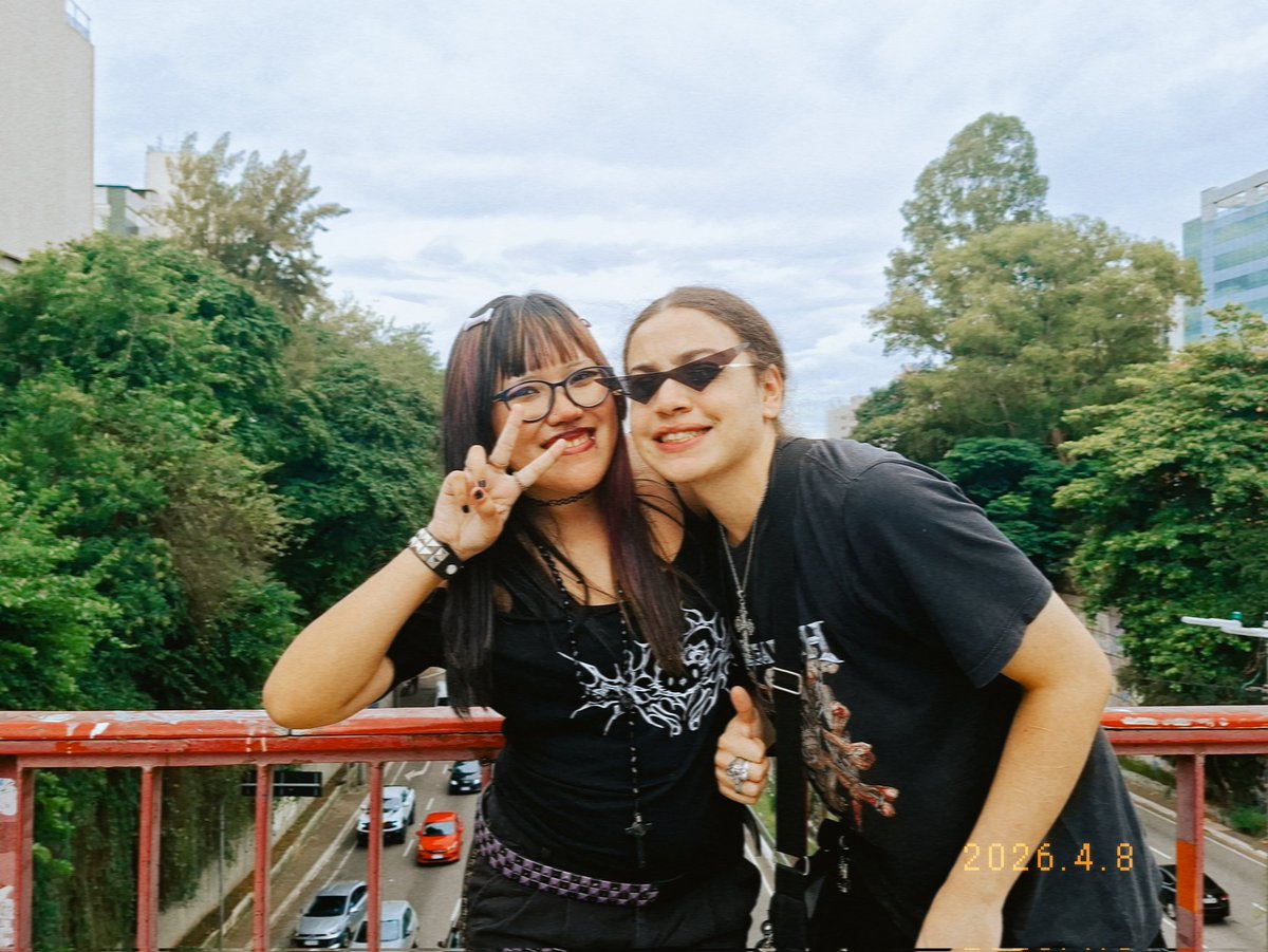 eu só consigo sorrir pra foto quwndo to com ele acho que isso é amor