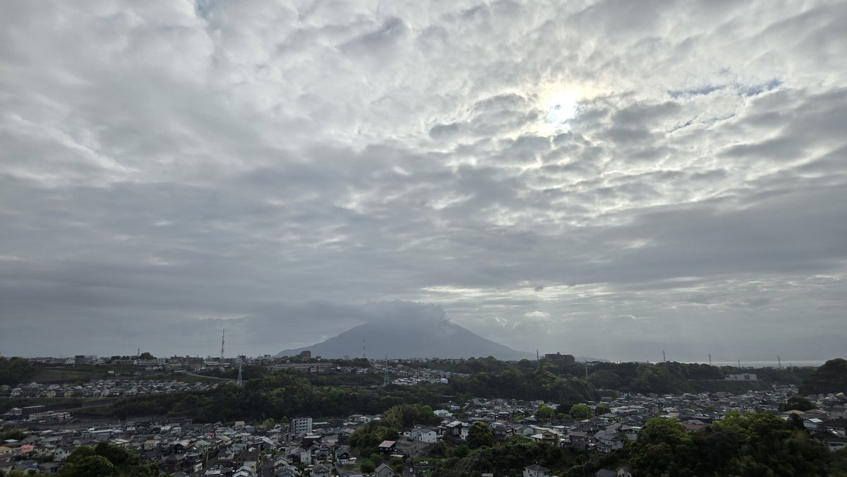 bkg20318's tweet image. おはようございます。4/18鹿児島市は曇り☁️、暖かい🌴
男は黙って2.5kmラン🏃＋腕立て伏せ＋肩のダンベル運動🤸＋風呂掃除🛀…とバタバタしたら家族も起きます👍️
朝飯は鹿児島市宇宿「#BAKE」のトースト🍞、ゆで卵🥚、#タンザニア 🇹🇿☕、#奄美大島 の #タンカン 🍊…甘い♪
さあ今日も1日坦々と🙏♪