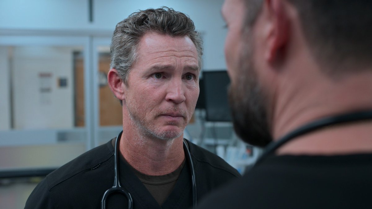 shawn hatosy as dr. jack abbot in the pitt s02e15 "9:00 P.M."