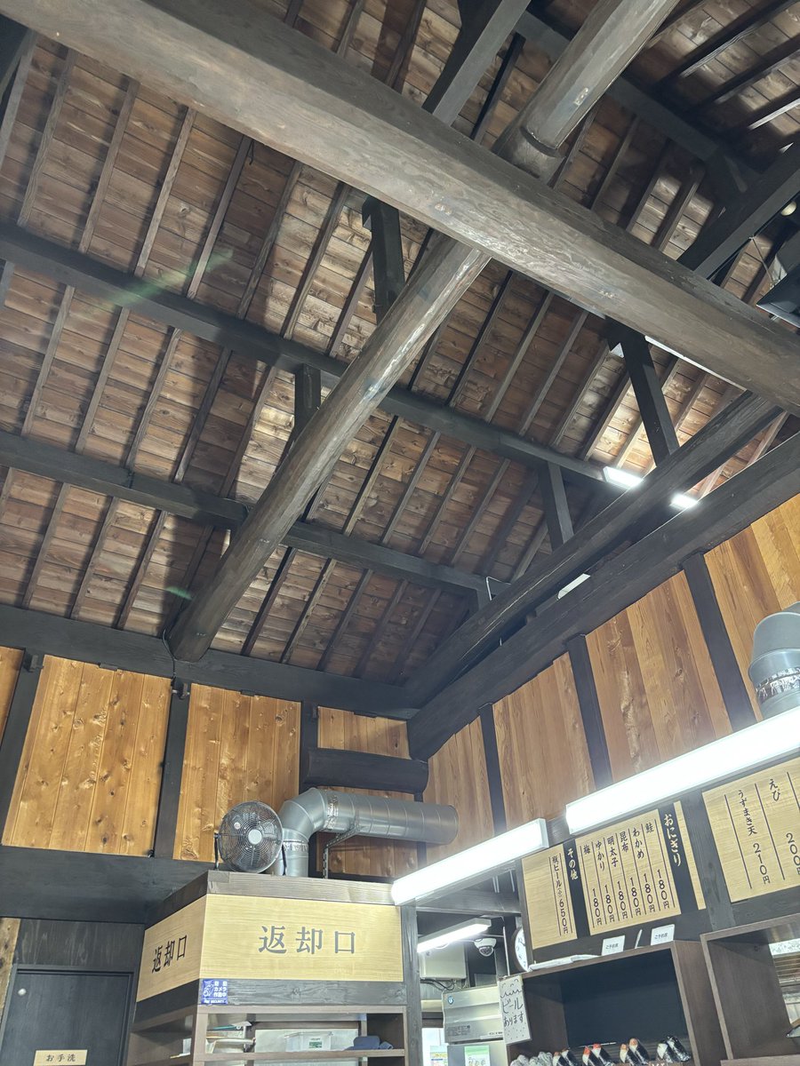 朝ごはんに名物らしいぶっかけうどんを食べるハイエナ。
顎が疲れるほどの弾力！