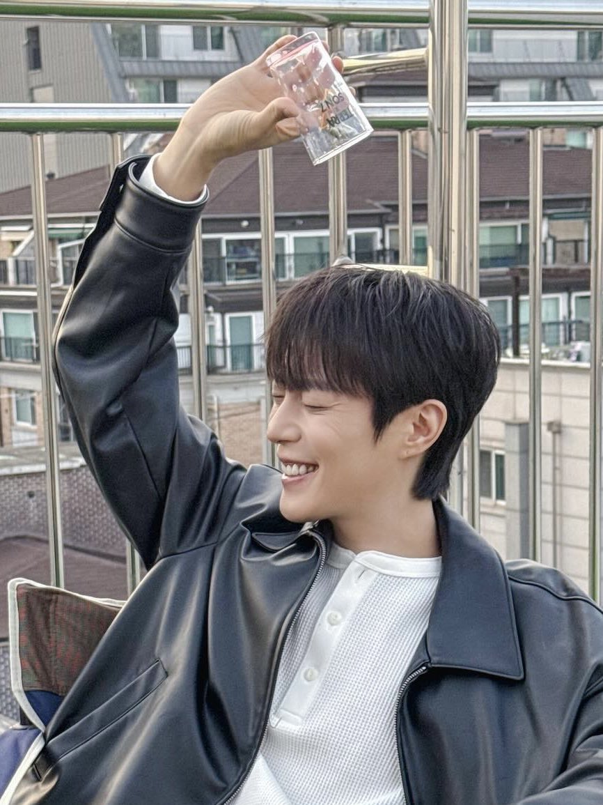 Starlight_DJ_'s tweet photo. 2026 야장에서 같이 맥주먹고 싶은 남자 1위 드릴게🍻 https://t.co/7L09tGhRTJ