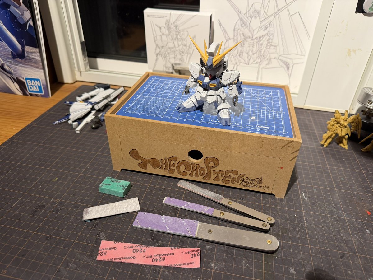 BB戦士ffνガンダム進捗
加工＆肉抜き穴埋め完了→ひたすら表面処理🔥本体完了！
久々のガッツリ整面、無心で削れるこの時間が最高に楽しい疲れ👍

#ガンプラ #νガンダム #SDガンダム #模型好きと繋がりたい