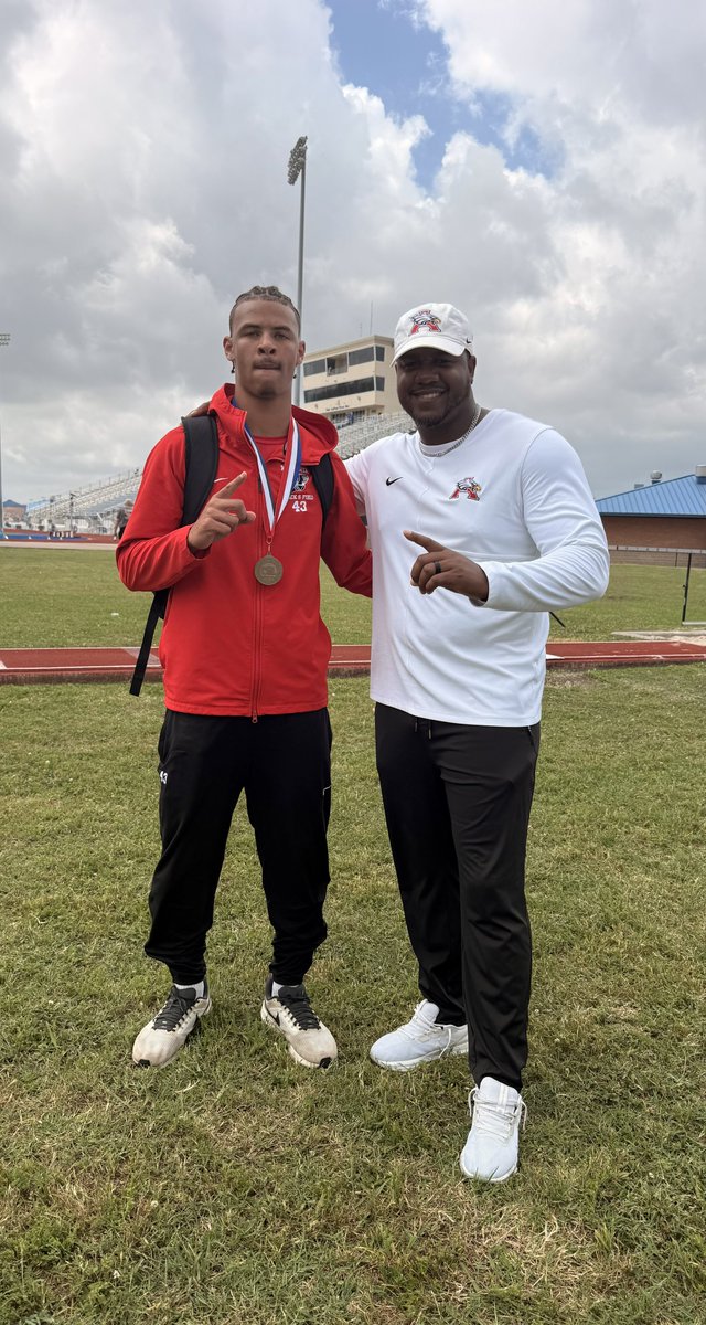 RocketRasheed's tweet image. Won 🥇 and was the Area Champion today in the Triple Jump. We also won the Area Championship as a Team. Couldn’t have done this without my teammates and coaches. Love my guys. #TheAWay 🅰️
@Coach_Lil_Erv @Coach_Cain7 @Coach_Coats