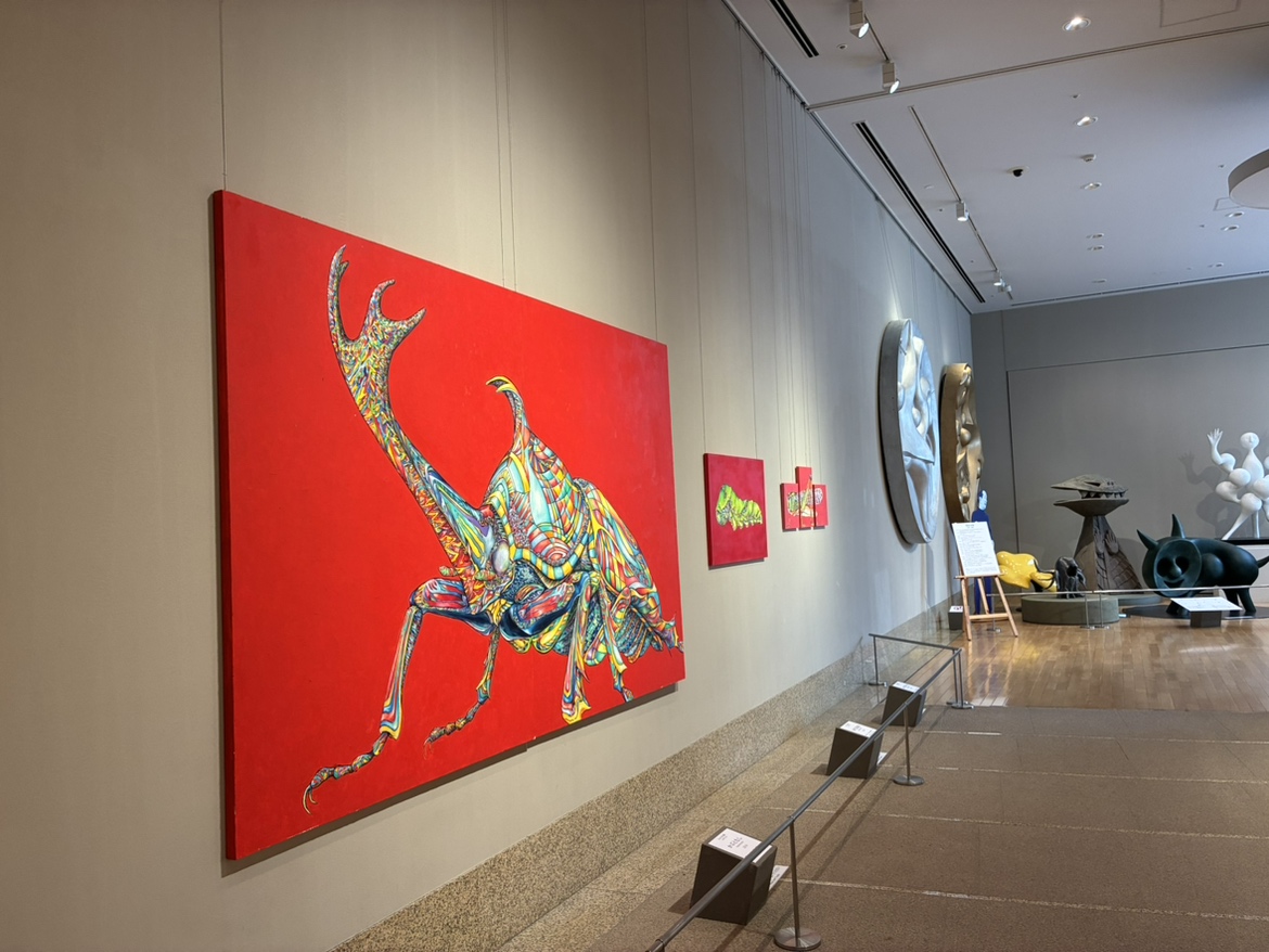 taromuseum's tweet photo. 【本日開幕】
無料ミニ企画「ちょこっとTARO　太郎の森」
改修工事中も、岡本太郎美術館は開館しちゃいます❣
入館料無料で作品を楽しめる「ちょこっとTARO」第一弾は、岡本太郎とイラストレーター・じゅえき太郎さんのコラボレーション。
ショップとカフェも営業中です。ぜひご来館ください😊♪ https://t.co/OggnReKXTD