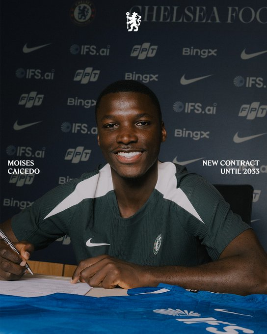 CorteInforma's tweet image. #DEPORTE | #Chelsea confirmó la extensión del contrato de Moisés Caicedo, reafirmando su confianza total en el ecuatoriano. El #club lo ve como pieza estratégica y él dice que está listo para seguir creciendo y peleando por títulos.
🖼️: @ChelseaFC