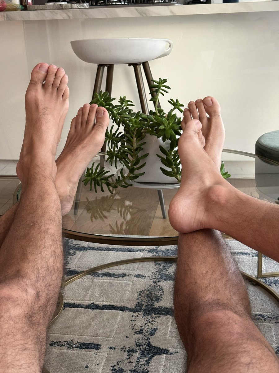 castillotwins's tweet photo. Gemelos iguales pero los pies no tanto! 😜 Solo los verdaderos saben cuales son de quién! 👀👣 https://t.co/ZgC56ZYNmo