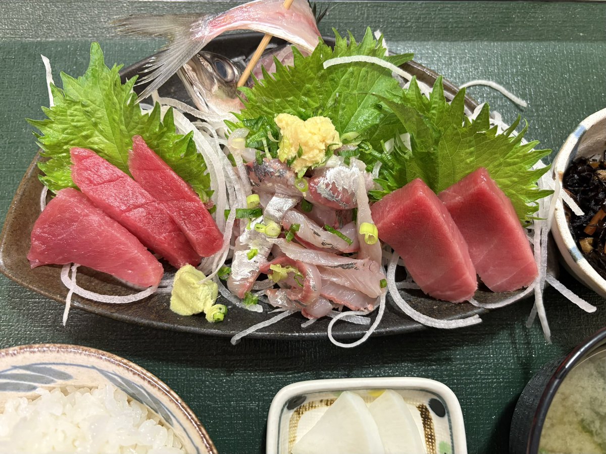 uosei2007's tweet image. おはようございます✨
4月18日(土)
#仙石原　は晴れ🌤️
現在の気温は14℃〜
絶好のお出かけ日和ですね。

✨ 本日のおすすめ✨
🐟 お刺身定食
🐟 鯵たたき＆カマスフライ定食
　　　いかがでしょうか？
皆様のお越しをお待ちしております！

素敵な週末を‼️

宜しくお願い致します🙇🏽‍♀️🙇

#箱根 #hakone