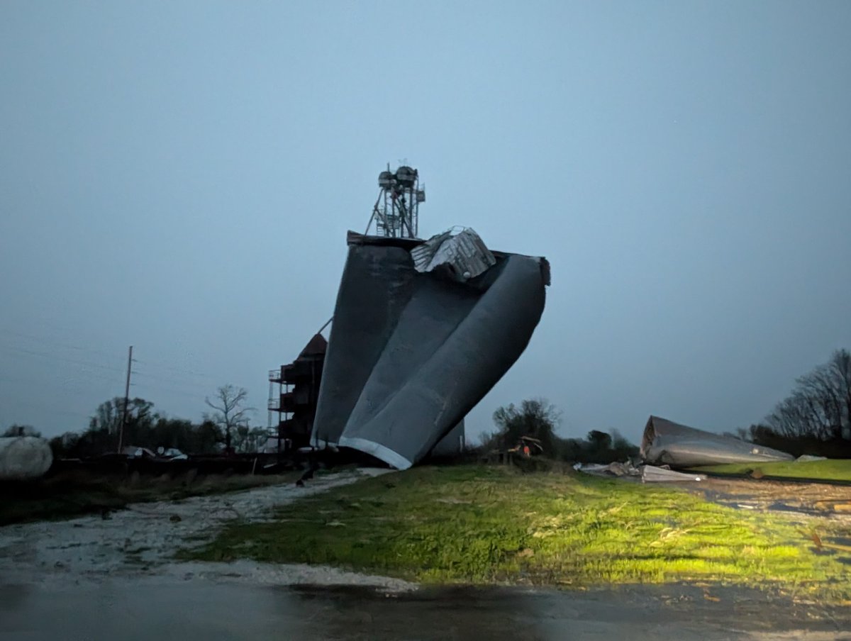 Jesse_Risley's tweet image. Major #storm damage in Colmar, IL from possible #tornado earlier. #ilwx