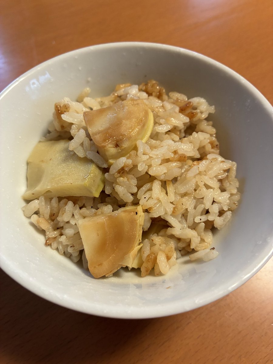 vivik_tom's tweet photo. 今年もたけのこご飯食べました。母の事を思い出しながら。。　#たけのこご飯 https://t.co/EcBON5Zyh2