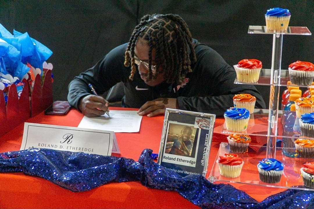 LegacyTitansFB's tweet photo. โ๏ธ Signed. Congratulations, fellas!!
@iamNyheem_twin | @Wagner_Football
@Chrissooffical3 | @LaneAthletics
@RolandEtheredge | @LaneAthletics
#CollegBound student-athletes https://t.co/GSu1RFhOws