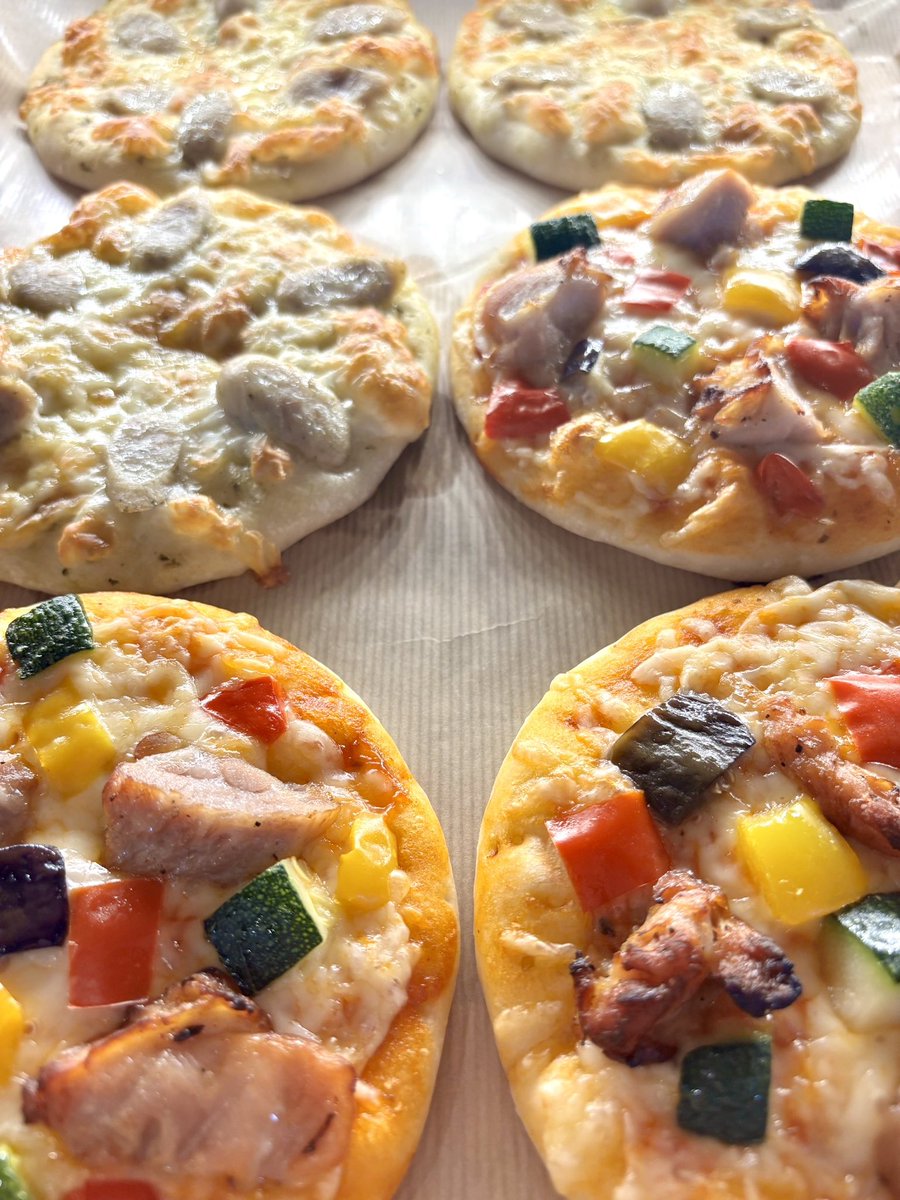 2026年4月18日 明日は定休日(日月木)です。チキンと野菜のピザ、3種の