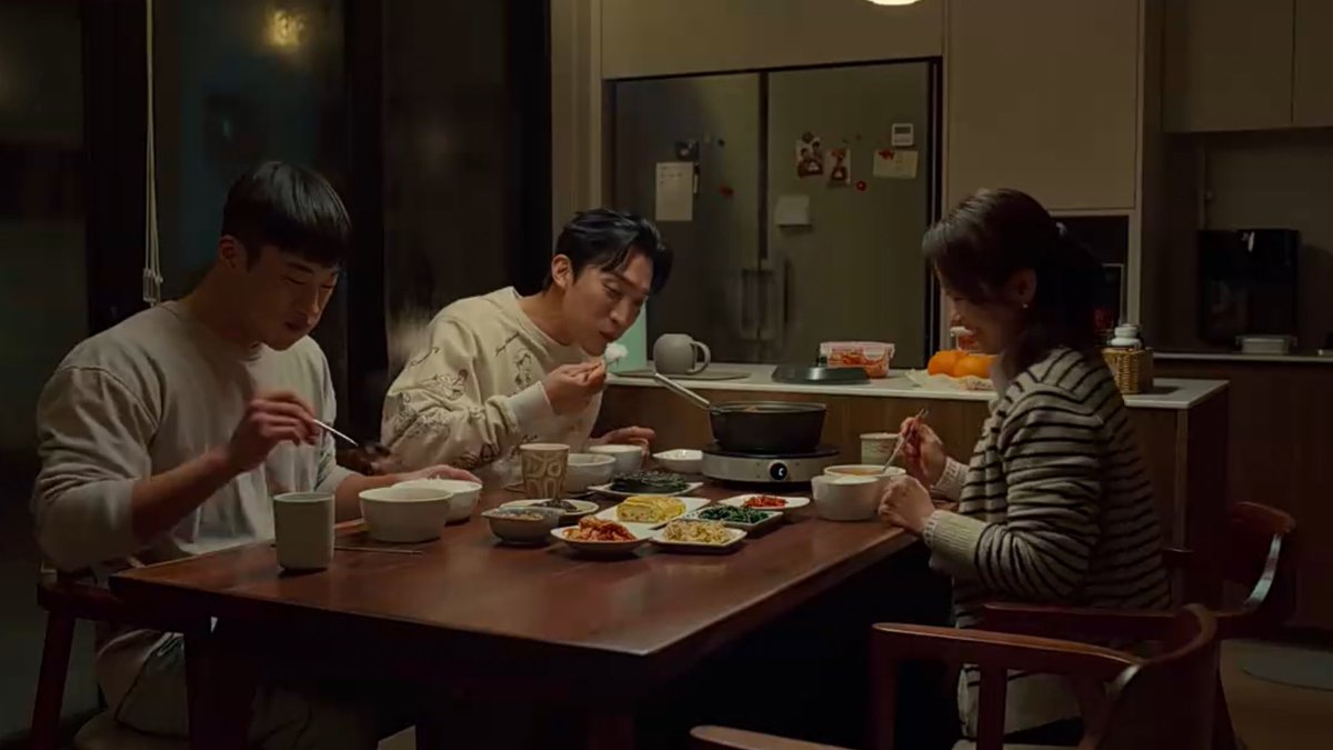 romcomdayaris's tweet image. gunwoo continuing his career as a boxer, woojin, quitting boxing but instead he became gunwoo’s coach, gunwoo’s mom retrieving her coffee shop packed with customers now, and the family of three of sharing one table in a villa is really heart warming 🥺

#BloodHounds2