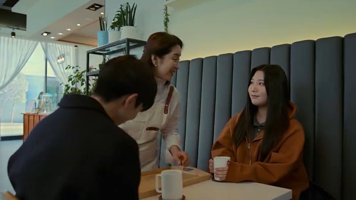 romcomdayaris's tweet image. gunwoo continuing his career as a boxer, woojin, quitting boxing but instead he became gunwoo’s coach, gunwoo’s mom retrieving her coffee shop packed with customers now, and the family of three of sharing one table in a villa is really heart warming 🥺

#BloodHounds2